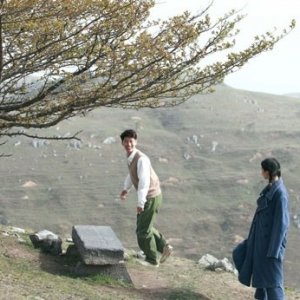 Zhou Dongyu e Dou Xiao in una prima immagine del film The Love of the Hawthorn Tree