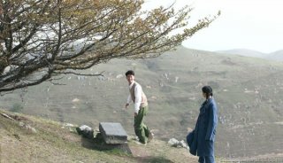 Zhou Dongyu e Dou Xiao in una prima immagine del film The Love of the Hawthorn Tree