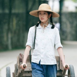 Zhou Dongyu in una prima immagine del film The Love of the Hawthorn Tree