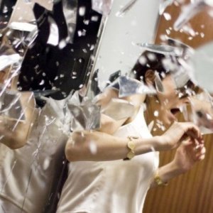 Un'immagine inquietante di Bojana Novakovic dall'horror Devil