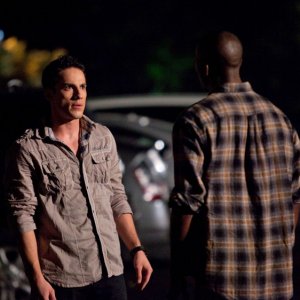 Carter (B.J. Britt) faccia a faccia con Tyler (Michael Trevino) nell'episodio Brave New World di Vampire Diaries