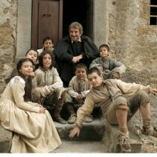 Gigi Proietti circodato da bambini in una scena della fiction Rai Preferisco il Paradiso