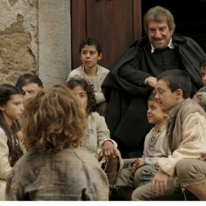 Gigi Proietti circodato da bambini nella fiction Rai Preferisco il Paradiso