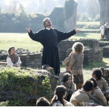 Gigi Proietti è San Filippo Neri in un momento della fiction Rai Preferisco il Paradiso