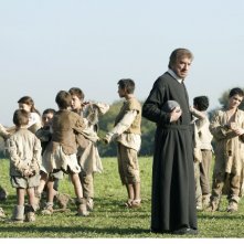 Gigi Proietti è San Filippo Neri in una scena della fiction Rai Preferisco il Paradiso