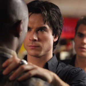 Ian Somerhalder cerca di ammaliare B.J. Britt nell'episodio Brave New World di Vampire Diaries