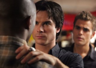 Ian Somerhalder cerca di ammaliare B.J. Britt nell'episodio Brave New World di Vampire Diaries
