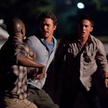 Mason (Taylor Kinney) divide Carter (B.J. Britt) da Tyler (Michael Trevino) nell'episodio Brave New World di Vampire Diaries