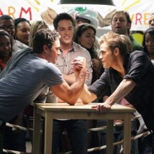 Michael Trevino guarda Taylor Kinney e Paul Wesley nell'episodio Brave New World di Vampire Diaries