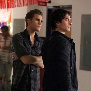 Paul Wesley e Ian Somerhalder in una sequenza dell'episodio Brave New World di Vampire Diaries