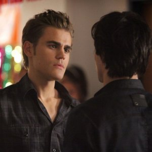 Paul Wesley parla con Ian Somerhalder (di spalle) nell'episodio Brave New World di Vampire Diaries