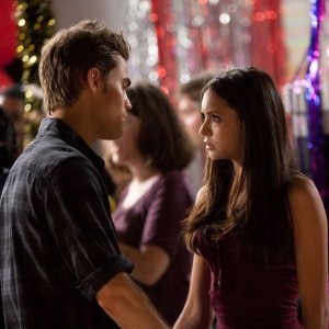 Paul Wesley parla con Nina Dobrev nell'episodio Brave New World di Vampire Diaries