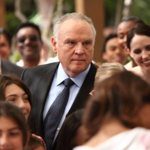 Bill Smitrovich in una scena del pilot di The Event