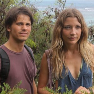 Jason Ritter e Sarah Roemer in una scena del pilot di The Event