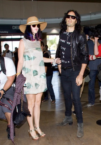 Katy Perry E Russell Brand Circondati Da Sciami Di Fotografi Al Los Angeles International Airport 175579