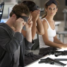 Lyndsy Fonseca e Shane West alle esercitazioni nell'episodio 2.0 di Nikita