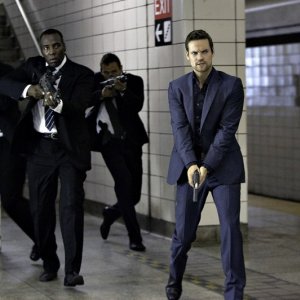 Michael (Shane West) e altri agenti nell'episodio 2.0 di Nikita