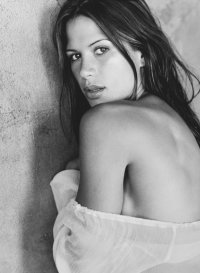 Una sexy immagine in bianco e nero di Rhona Mitra