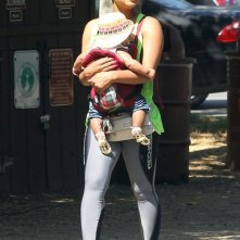 Una sportiva Christina Milian con la figlia Violet fa una passeggiata per Los Angeles