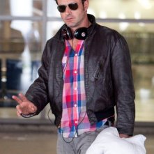 David Arquette fa un segno di pace ai fotografi al Los Angeles International Airport