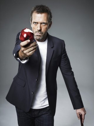 Hugh Laurie posa per una foto promozionale della stagione 7 di Dr House