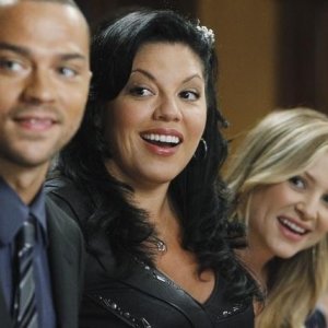 Jesse Williams, Sara Ramirez e Jessica Capshaw nell'episodio Shock to the System di Grey's Anatomy