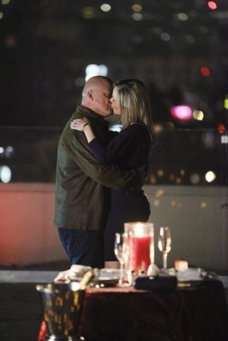 Michael Chiklis e Julie Benz nell'episodio No Ordinary Ring di No Ordinary Family