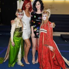 Rihanna e Katy Perry con i membri del cast dietro le quinte del Cirque du Soleil in Las Vegas