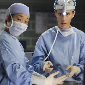 Sandra Oh e Kim Raver nell'episodio Shock to the System di Grey's Anatomy