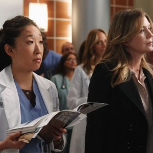 Sandra Oh ed Ellen Pompeo in una scena dell'episodio With You I'm Born Again di Grey's Anatomy
