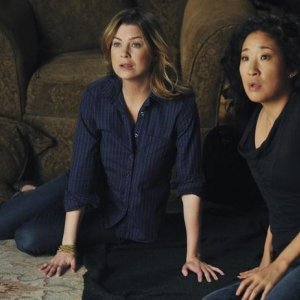 Sandra Oh ed Ellen Pompeo nell'episodio Shock to the System di Grey's Anatomy