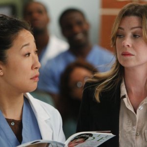 Sandra Oh ed Ellen Pompeo nell'episodio With You I'm Born Again di Grey's Anatomy