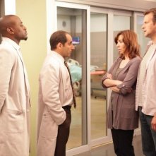 Stephanie Courtney, Dwier Brown, Peter Jacobson ed Omar Epps nell'episodio Selfish di Dr House