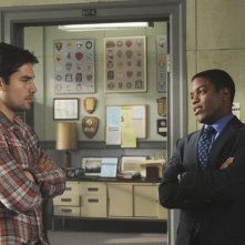 D.J. Cotrona e Jon Michael Hill nel pilot della serie Detroit 1-8-7