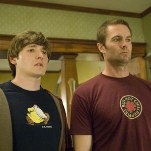 Garret Dillahunt e Lucas Neff in una scena del pilot della serie Raising Hope