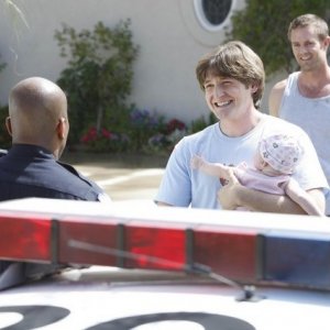 Lucas Neff e Garret Dillahunt in una scena dell'episodio Dead Tooth della serie Raising Hope
