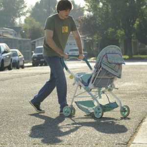 Lucas Neff in un momento dell'episodio Dead Tooth della serie Raising Hope