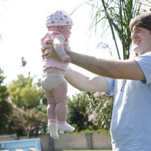 Lucas Neff in una scena dell'episodio Dead Tooth della serie Raising Hope