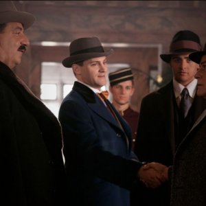 Michael Stuhlbarg, Vincent Piazza e Frank Crudele in una scena del pilot della serie HBO Boardwalk Empire