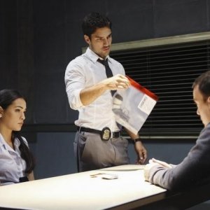 Natalie Martinez, D.J. Cotrona e Mike Foy nell'episodio Local Hero/Overboard di Detroit 1-8-7
