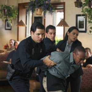 Natalie Martinez e Brandon Fobbs nell'episodio Local Hero/Overboard di Detroit 1-8-7