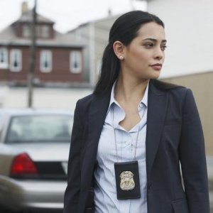 Natalie Martinez nell'episodio Local Hero/Overboard di Detroit 1-8-7
