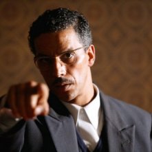 Sami Bouajila in un'immagine del film Hors-la-loi