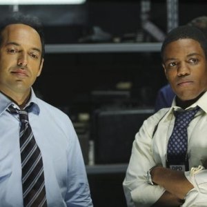 Shaun Majumder e Jon Michael Hill nell'episodio Nobody's Home/Unknown Soldier di Detroit 1-8-7