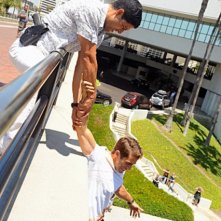 Adam Rodriguez e Jonathan Togo in una scena dell'episodio Sudden Death di CSI Miami
