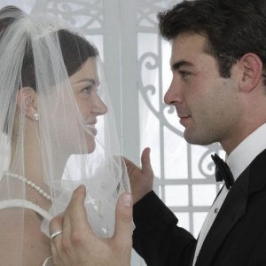 Adrianne Palicki e James Wolk nell'episodio Unveiled di Lone Star