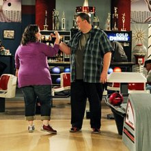 Billy Gardell e Melissa McCarthy in una scena dell'episodio First Kiss di Mike and Molly