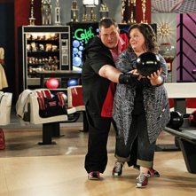 Billy Gardell e Melissa McCarthy nell'episodio First Kiss di Mike and Molly
