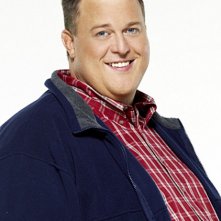 Billy Gardell è Mike Biggs in una foto promozionale di Mike and Molly