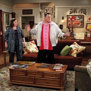 Billy Gardell, Melissa McCarthy, Swoosie Kurtz e Katy Mixon nell'episodio First Kiss di Mike and Molly